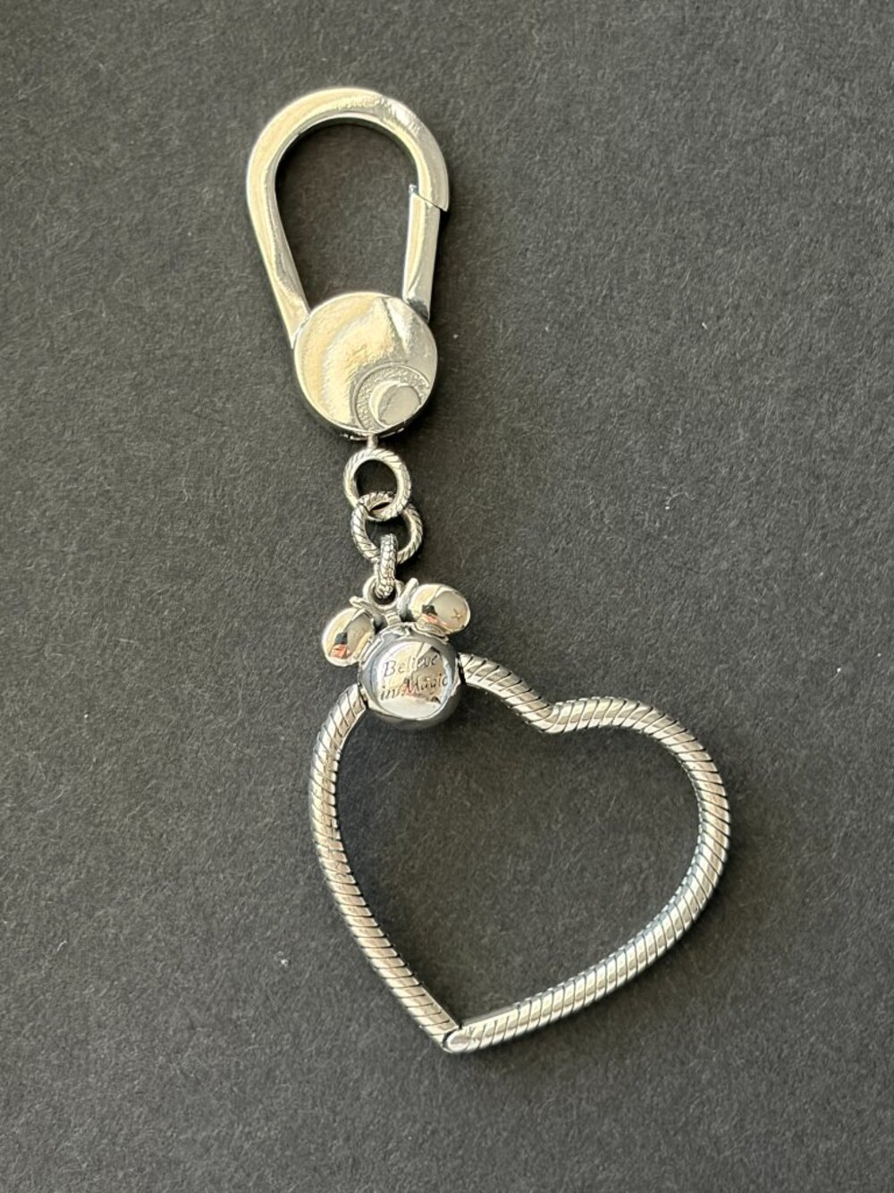 Believe In Magic Heart Keychain - Picture 2 of 3